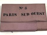 a pink book with black writing on it that says no 8 paris sud quest