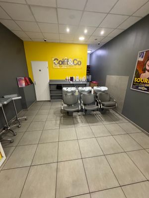 une photo d'un salon avec des chaises et des tables