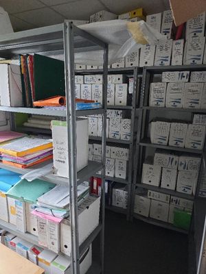 une pièce avec beaucoup de boîtes et de cartons sur les étagères