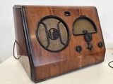une radio à l'ancienne posée sur une table à côté d'une souris