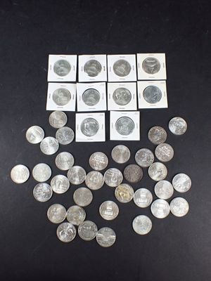 quelques pièces d'argent sont éparpillées sur une surface noire