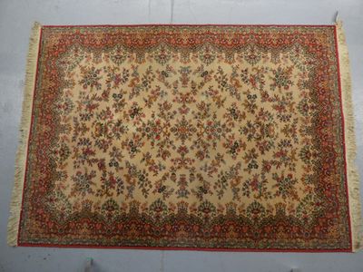 un tapis persan ancien à motifs floraux et franges