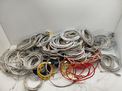 une boîte blanche remplie de fils, posée par terre