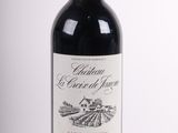 une bouteille de vin posée sur une table