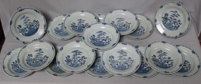 de nombreuses assiettes bleues et blanches posées sur une table
