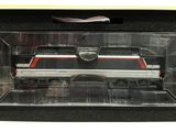 un train noir et rouge dans une boîte transparente