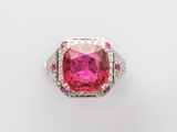 une bague en tourmaline rose et diamant