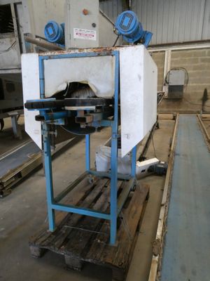 une machine posée sur une palette dans un entrepôt