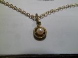 collier plaqué or avec un pendentif en perle sur une chaîne plaquée or