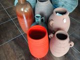 de nombreux vases posés par terre