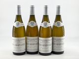 trois bouteilles de vin blanc sont alignées sur une surface blanche