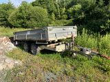 un camion-benne garé sur le bord de la route