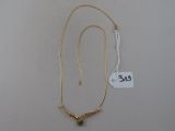 collier plaqué or orné d'une pierre verte, monté sur une chaîne en or