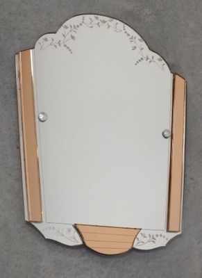 un miroir accroché au mur, sur lequel est fixé un autre miroir