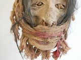 un gros plan d'un visage entouré d'une corde
