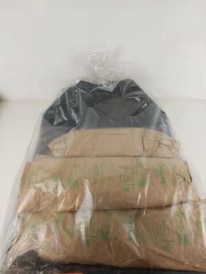 un sac de nourriture posé sur une table