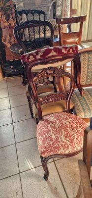 le nombre de chaises alignées dans une pièce
