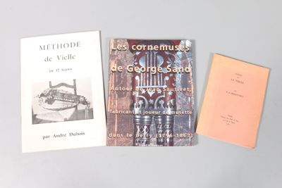 Il y a deux livres sur la table, et l'un d'entre eux est posé sur la table.
