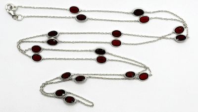 chaîne en argent ornée de grenats et de perles de verre rouges sur fond blanc