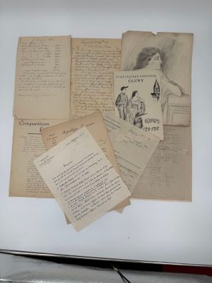 une photo d'un ordinateur portable sur lequel sont posés de vieux papiers