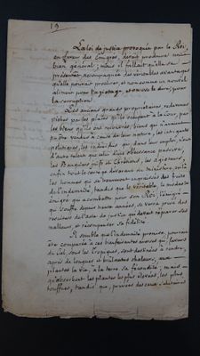 un vieux papier sur lequel il y a des inscriptions, posé sur une table