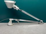 un gros plan d'une lampe posée sur une table