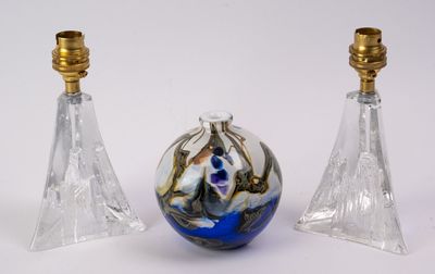 Petit vase boule en verre coloré multicouches, signature ill…