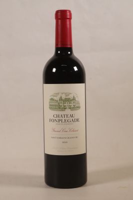 une bouteille de vin posée sur une table