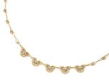 un collier en or composé d'une chaîne et de cinq petits cœurs