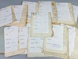plusieurs vieux papiers sont empilés sur une table
