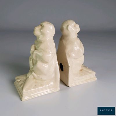 deux figurines représentant un chien et un chat, posées sur une table