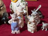 de nombreuses figurines représentant différents animaux posées sur une table rouge