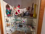 une vitrine en verre contenant de nombreux objets