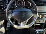 l'intérieur d'une voiture avec un volant, un tableau de bord et une planche de bord