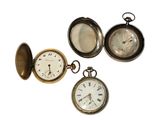 Quatre types différents de montres de poche sont présentés sur un fond blanc