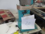 une boîte sur laquelle est posé un bout de papier, posée sur une table