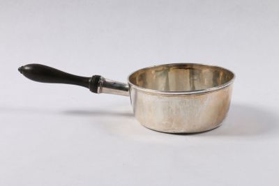 une casserole argentée avec une poignée noire sur un fond blanc