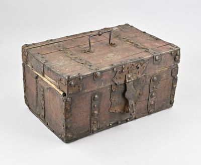 une vieille malle en bois munie d'un cadenas