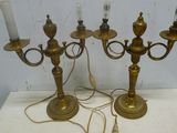 quatre bougies posées sur une table