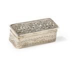 une boîte ancienne en argent sur fond blanc, avec un fond blanc