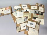 de nombreux types de lettres et d'enveloppes disposés sur une table