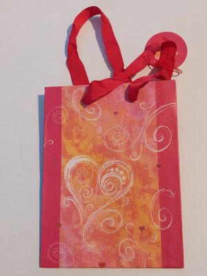 un sac rouge orné d'un cœur, accroché au mur