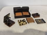une petite boîte contenant plusieurs types d'outils posée sur une table