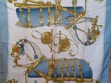 un gros plan d'une écharpe bleue et blanche ornée de motifs dorés
