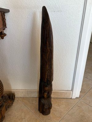 Statuette africaine en bois sculpté représentant une figure …