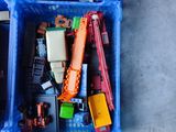 un bac en plastique rempli de petits véhicules jouets de toutes sortes