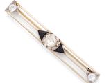 une broche Art déco en forme de lingot, en diamants et en or