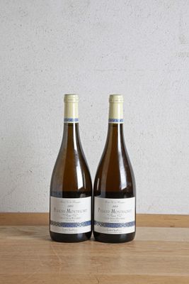 deux bouteilles de vin posées sur une table l'une à côté de l'autre