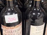 plusieurs bouteilles de vin sont alignées sur une étagère dans un magasin