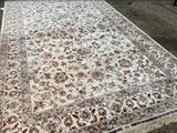 une photo d'un grand tapis oriental posé au sol